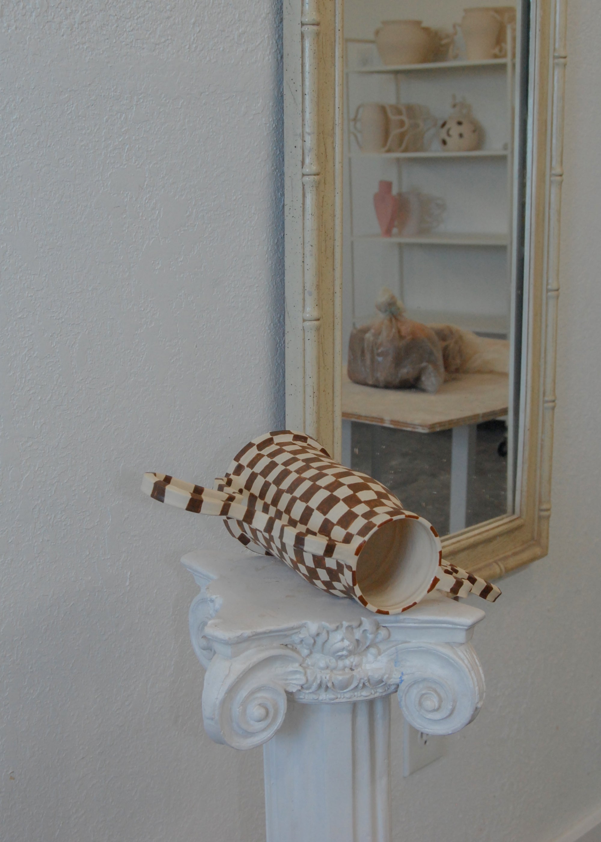 Curvy Amphora Checkered